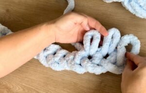 Transforma hilos en arte con el croché de dedo