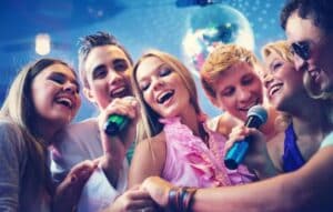¡Cantar con tus amigos! y festeja donde quiera que estés